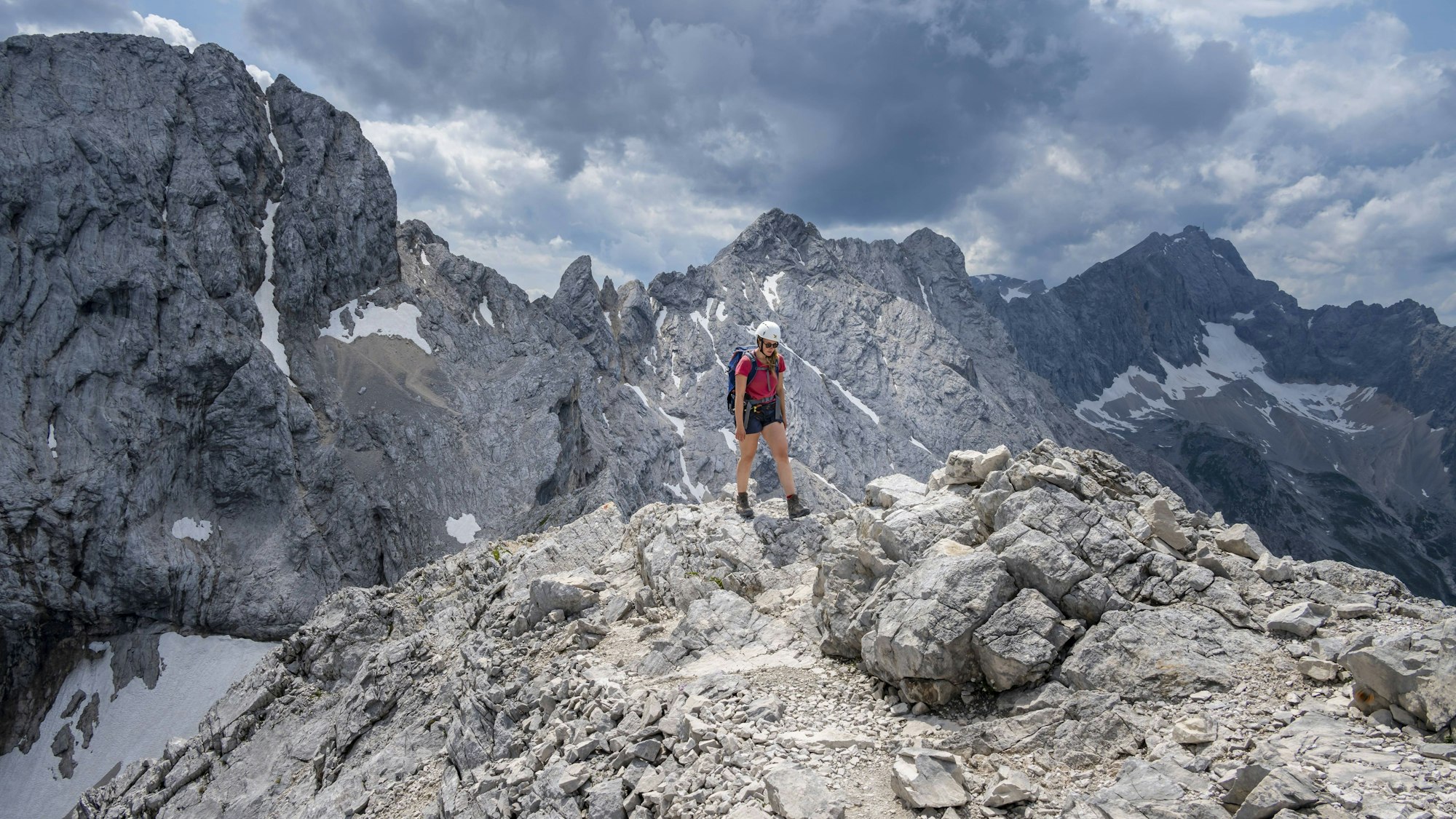 Ein Alpinist geht zwischen Zugspitze und Alpspitze.