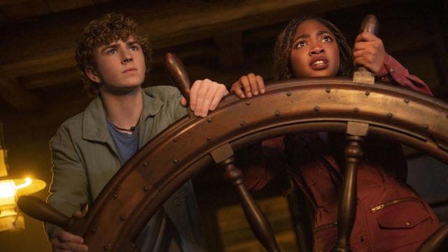 In der zweiten Staffel der Disney+-Serie „Percy Jackson“ führt es Percy Jackson (Walker Scobell), begleitet von Annabeth (Leah Sava Jeffries) und Grover, über das unberechenbare Meer der Monster. (Bild: Disney)