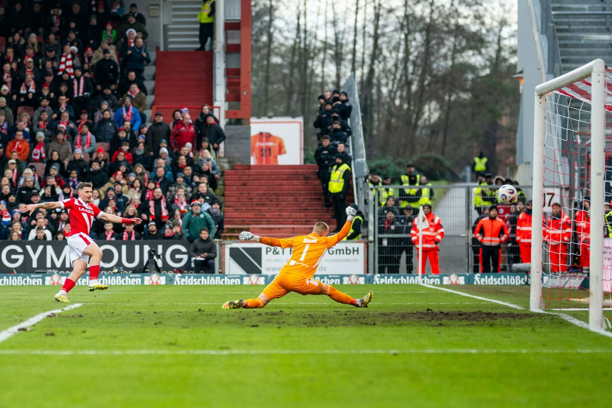 Erik Engelhardt (l) erzielt die Führung für Energie Cottbus