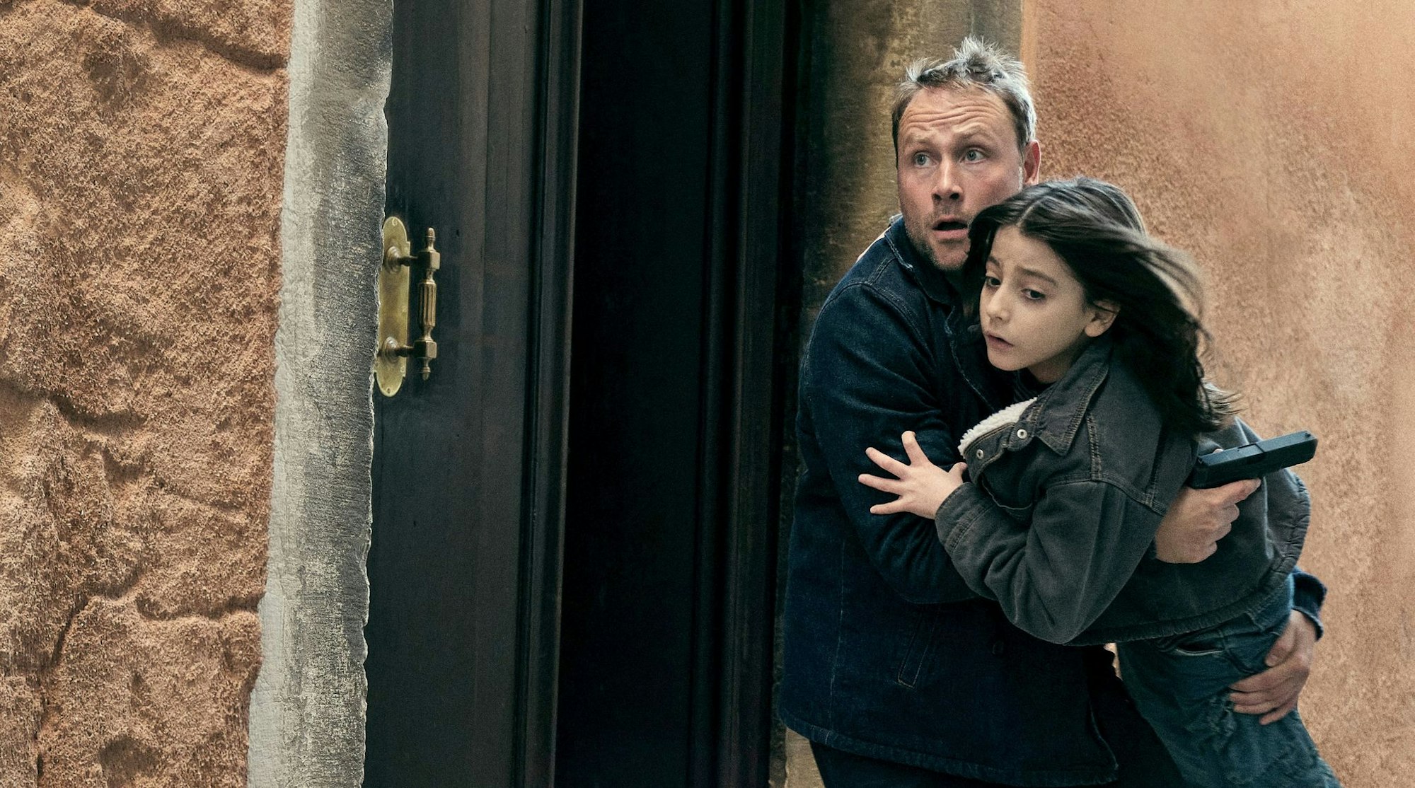 Max Riemelt (Angelo/Gabriel Wendt) und Ettore Rossetto (Rolle Luca) in einer Szene aus «Spurlos in Venedig».