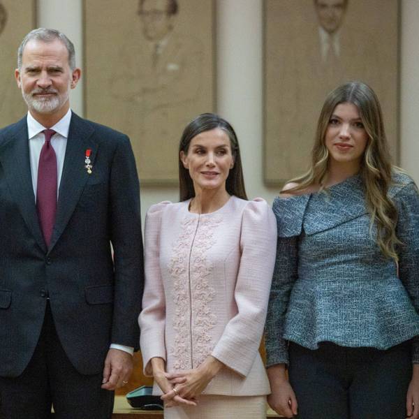 König Felipe VI und seine Familie Leonor, Letizia, Sofia posieren festlich.