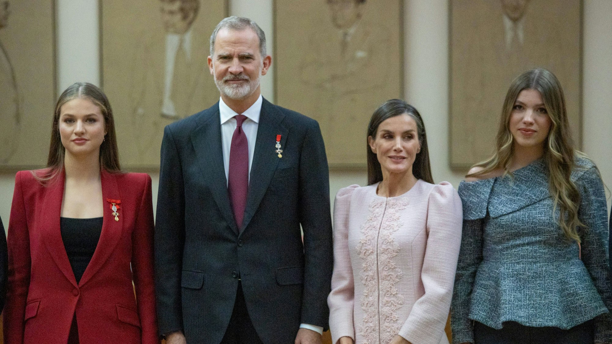 König Felipe VI und seine Familie Leonor, Letizia, Sofia posieren festlich.