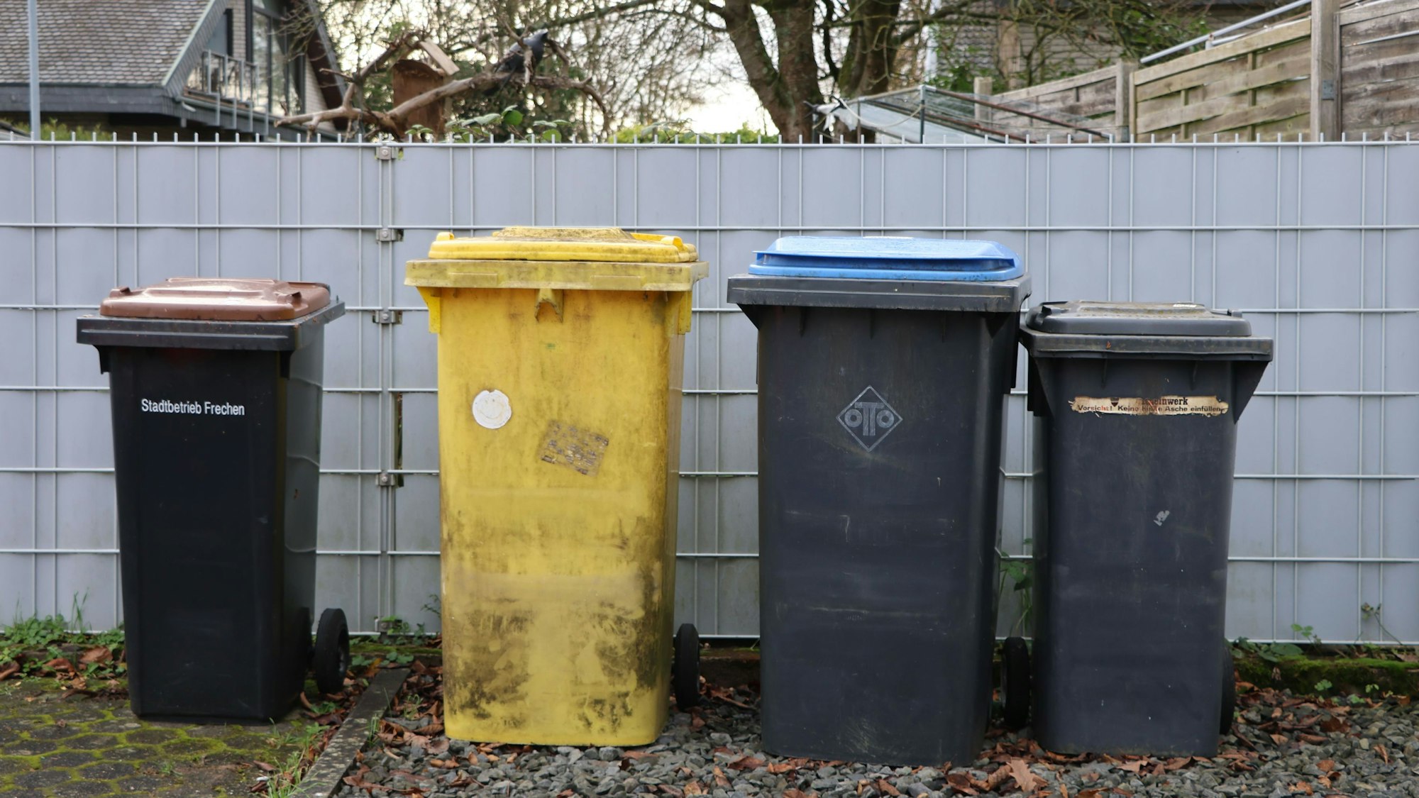 Auf dem Bild sind Mülltonnen auf einem privaten Grundstück zu sehen.