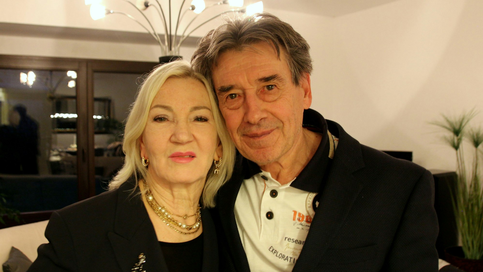 Auf dem Bild ist ein Ehepaar zu sehen, das Goldhochzeit feiert.