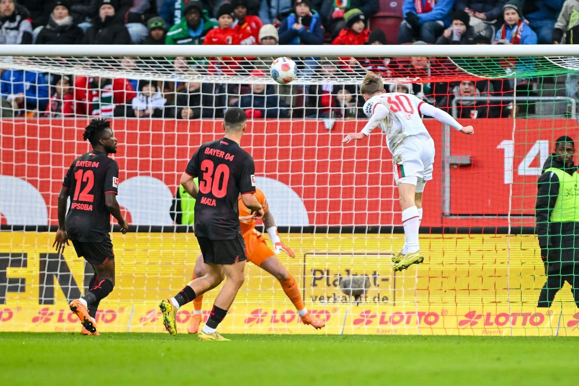 Anton Kade beweist für den FC Augsburg Köpfchen.