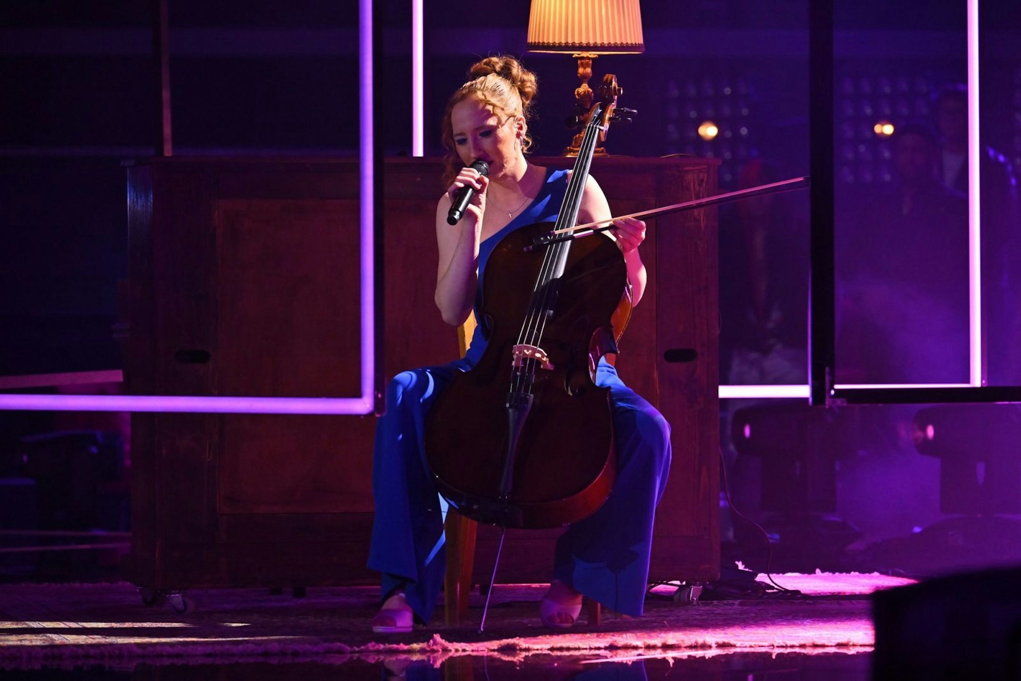 Greta aus Team Nico setzt sich für „Cello“ von Udo Lindenberg und Clueso erst ans Klavier und später ans Cello. (Bild: Joyn/ Claudius Pflug)