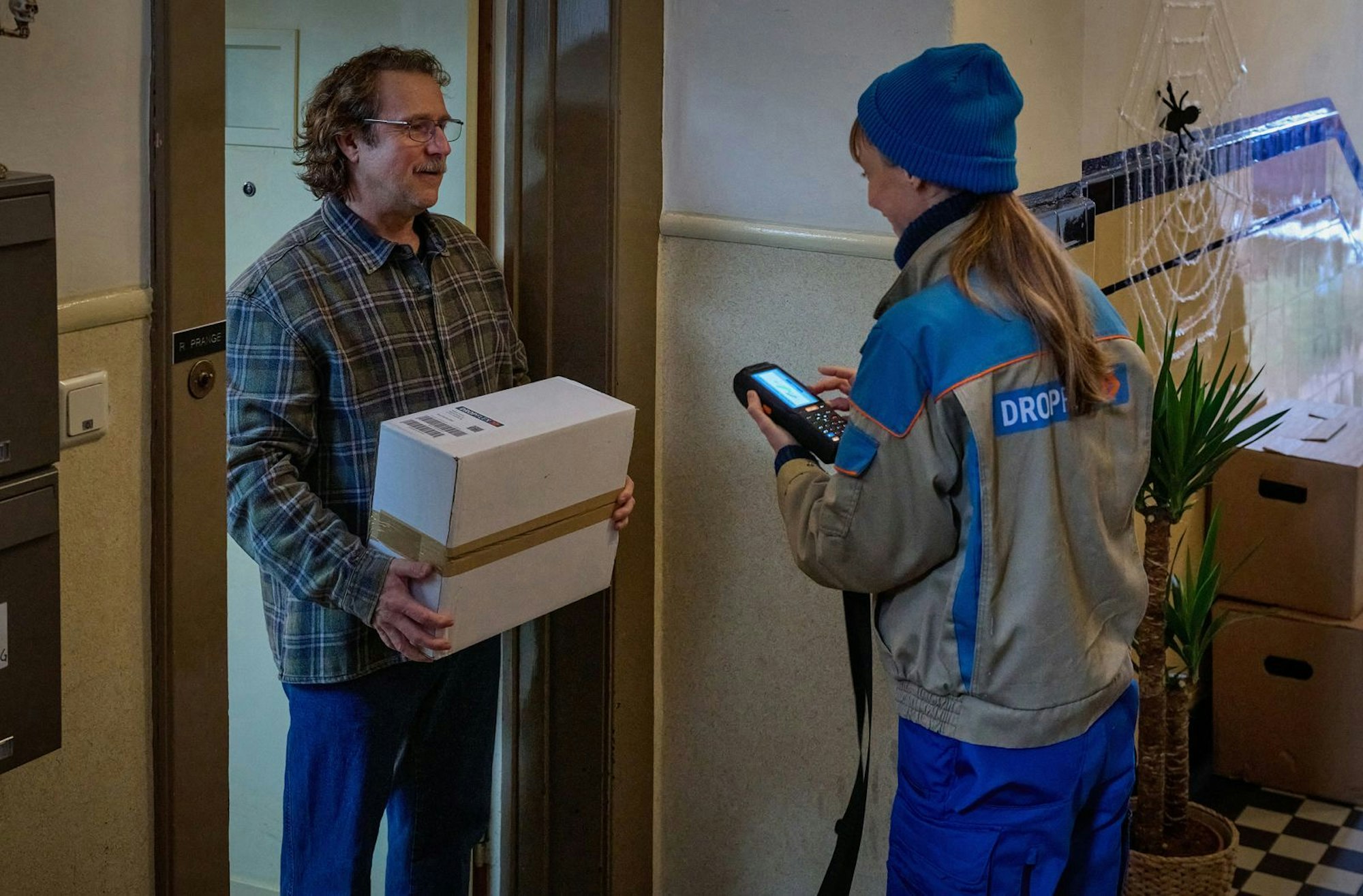 Ralf Prange (Bjarne Mädel) freut sich, wenn Paketbotin Dörte (Katharina Marie Schubert) vorbeikommt.
(Bild: NDR/Thomas Leidig)