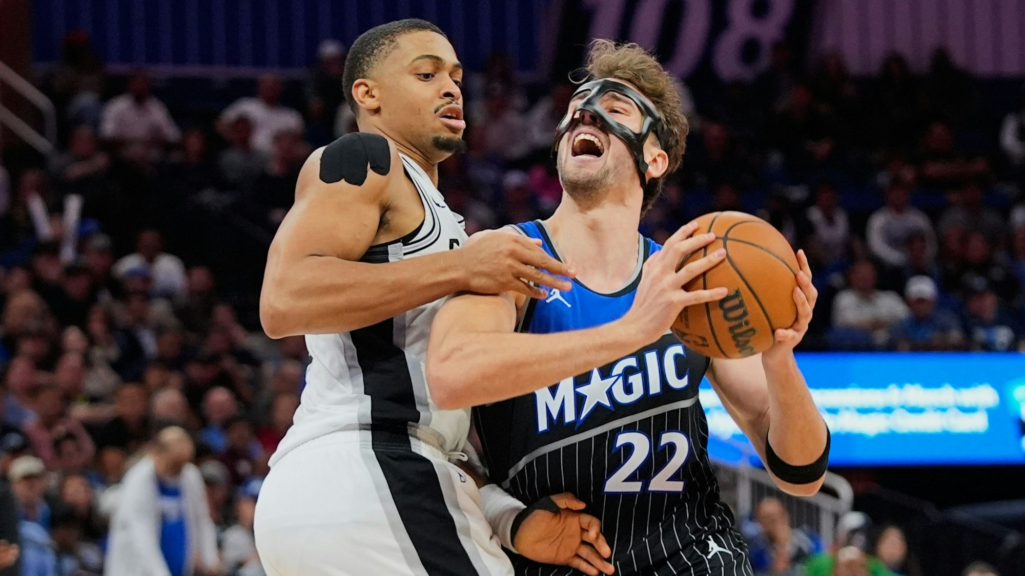 Franz Wagner (r.) trägt seit Wochen eine Gesichtsmaske.