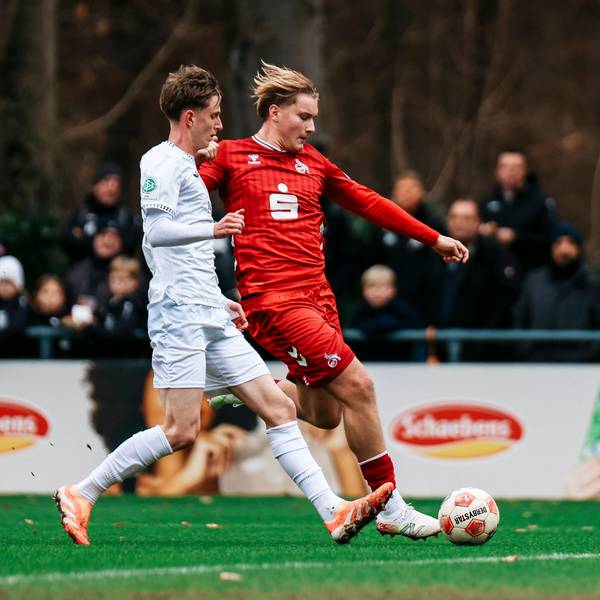 U19 DFB- Nachwuchsliga: 1.FC Köln- FC Viktoria Köln 06.12.2025 Bruno Emil Schmitt FC Viktoria Köln, 6 im Zweikampf mit Fynn Schenten 1.FC Köln, 9 U19 DFB- Nachwuchsliga: 1.FC Köln- FC Viktoria Köln Geißbockheim Rasenplatz 7, 06.12.2025 *** U19 DFB Youth League 1 FC Köln FC Viktoria Köln 06 12 2025 Bruno Emil Schmitt FC Viktoria Köln, 6 in duel with Fynn Schenten 1 FC Köln, 9 U19 DFB Youth League 1 FC Köln FC Viktoria Köln Geißbockheim Rasenplatz 7, 06 12 2025 Copyright: xBEAUTIFULxSPORTS/Freisenx