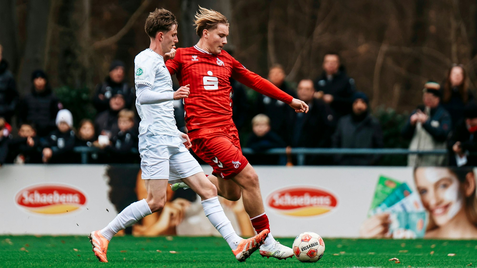 U19 DFB- Nachwuchsliga: 1.FC Köln- FC Viktoria Köln 06.12.2025 Bruno Emil Schmitt FC Viktoria Köln, 6 im Zweikampf mit Fynn Schenten 1.FC Köln, 9 U19 DFB- Nachwuchsliga: 1.FC Köln- FC Viktoria Köln Geißbockheim Rasenplatz 7, 06.12.2025 *** U19 DFB Youth League 1 FC Köln FC Viktoria Köln 06 12 2025 Bruno Emil Schmitt FC Viktoria Köln, 6 in duel with Fynn Schenten 1 FC Köln, 9 U19 DFB Youth League 1 FC Köln FC Viktoria Köln Geißbockheim Rasenplatz 7, 06 12 2025 Copyright: xBEAUTIFULxSPORTS/Freisenx