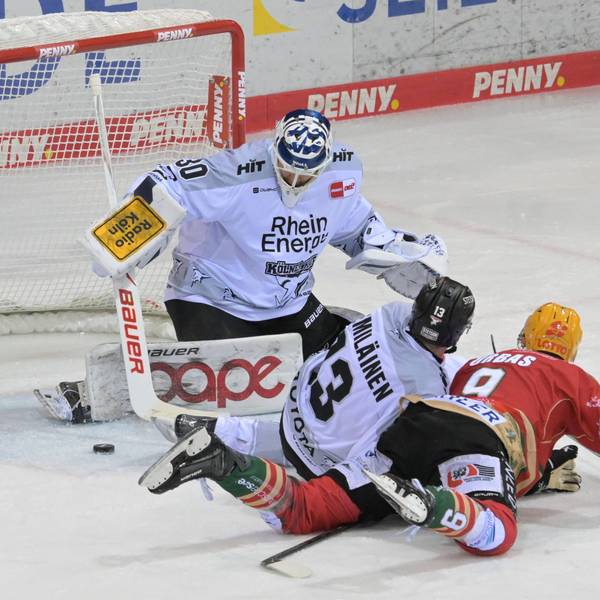 Hai Valtteri Kemiläinen und Jan Urbas von den Fischtown Pinguins vor KEC-Goalie Janne Juvoven