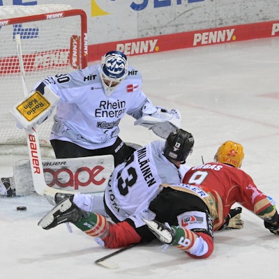 Hai Valtteri Kemiläinen und Jan Urbas von den Fischtown Pinguins vor KEC-Goalie Janne Juvoven