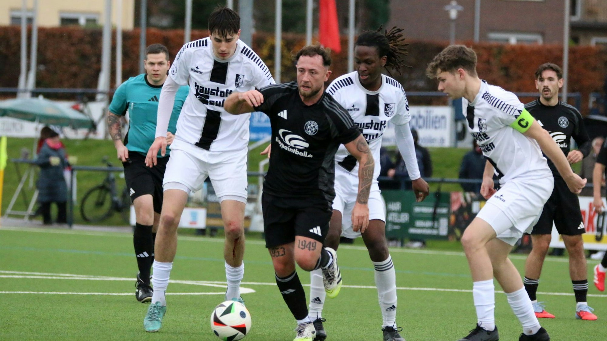 Nico Berekoven läuft mit dem Ball und wird von drei Gegnern verfolgt.