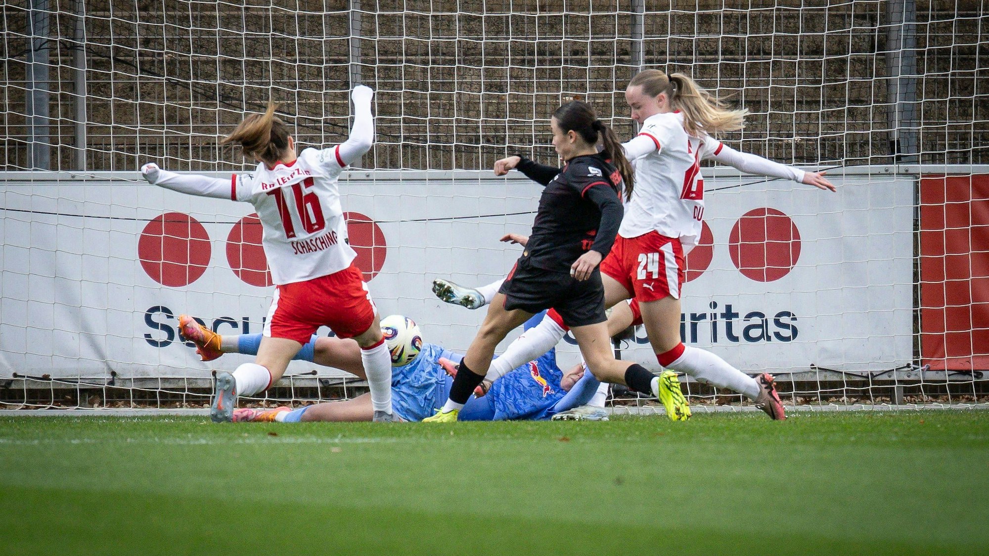 Frauen Fußball-Bundesliga Bayer 04 Leverkusen - RB Leipzig, 06.12.2025 Loreen Bender Bayer 04 Leverkusen, 19 trifft nach 2 Minuten zum 1:0 Bayer 04 Leverkusen - RB Leipzig an Spieltag 12 der Google Pixel Frauen-Bundesliga am 06.12.2025 im Ulrich-Haberland-Stadion in Leverkusen Nordrhein-Westfalen. DFL REGULATIONS PROHIBIT ANY USE OF PHOTOGRAPHS AS IMAGE SEQUENCES AND/OR QUASI-VIDEO. *** Womens Soccer Bundesliga Bayer 04 Leverkusen RB Leipzig, 06 12 2025 Loreen Bender Bayer 04 Leverkusen, 19 scores after 2 minutes to 1 0 Bayer 04 Leverkusen RB Leipzig on matchday 12 of the Google Pixel Womens Bundesliga on 06 12 2025 at Ulrich Haberland Stadium in Leverkusen North Rhine-Westphalia DFL REGULATIONS PROHIBIT ANY USE OF PHOTOGRAPHS AS IMAGE SEQUENCES AND OR QUASI VIDEO Copyright: xBEAUTIFULxSPORTS/AxelxKohringx