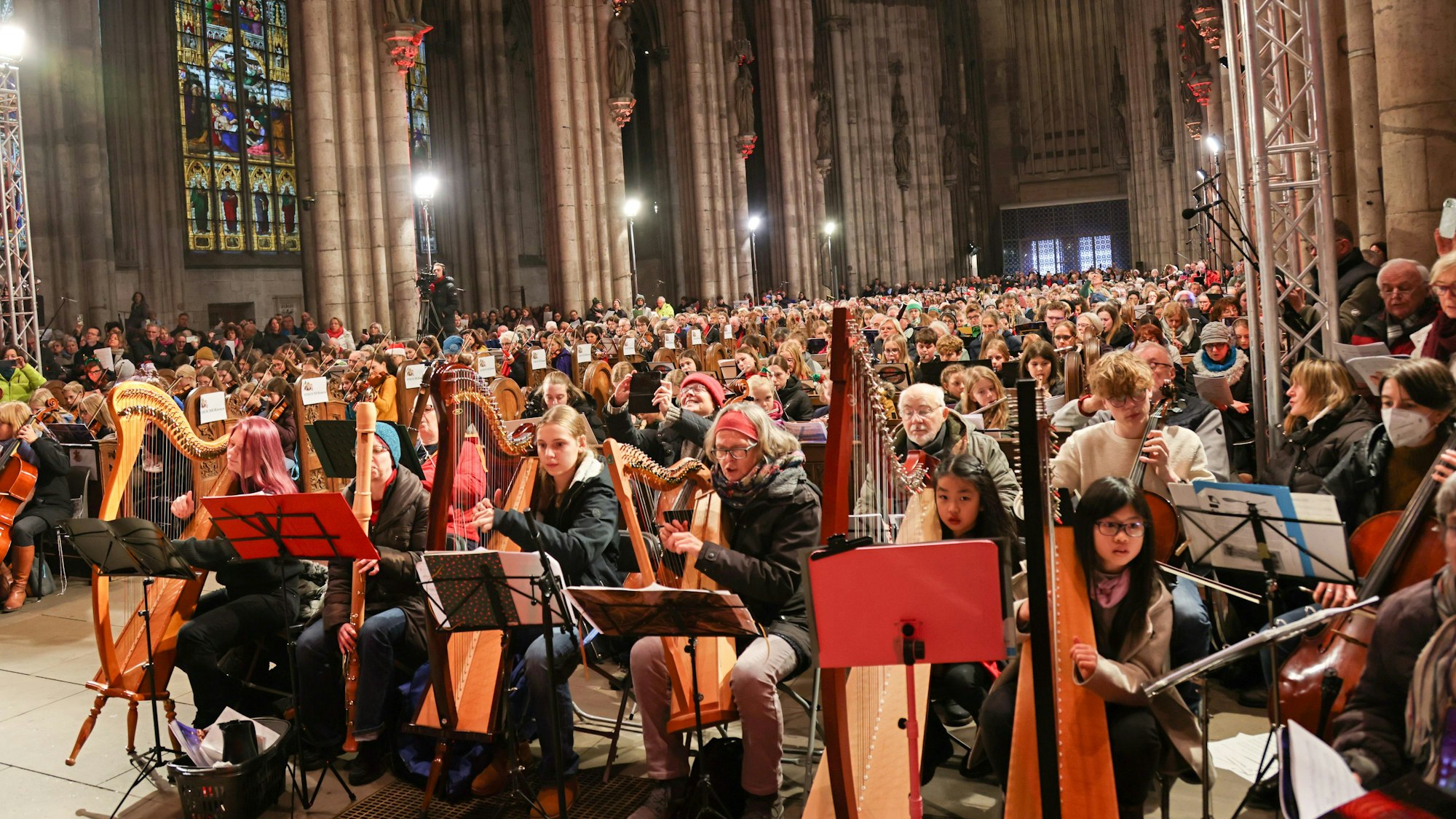 Petra Dierkes zusammen mit Henning Krautmacher im Dom.