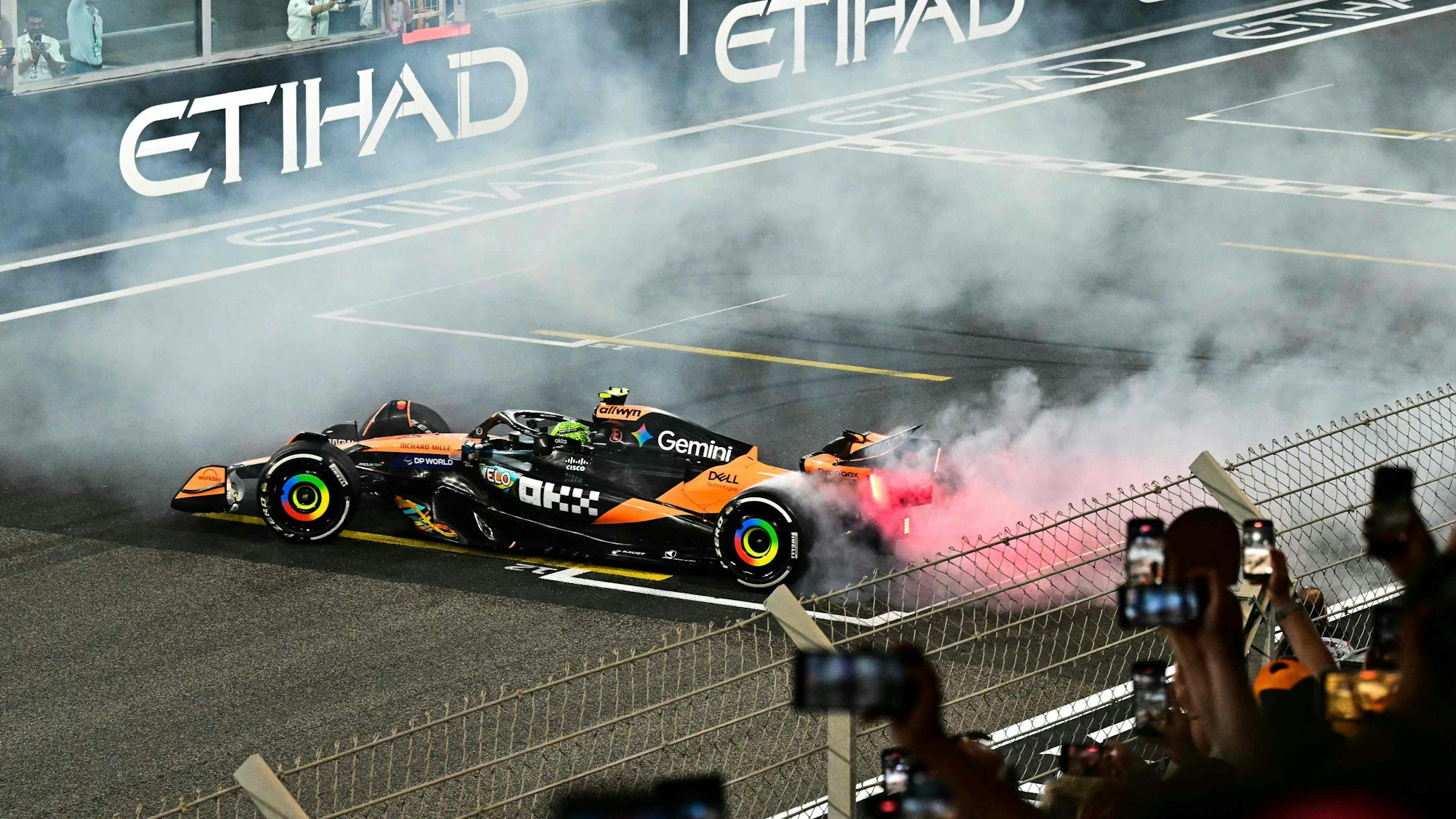Lando Norris feiert seinen WM-Sieg in Abu Dhabi.