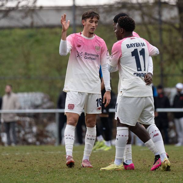 06.12.2025, xhfmx, Fussball A-Junioren Bundesliga, FSV Frankfurt - Bayer 04 Leverkusen v.l. Marton Szep Bayer 04 Leverkusen U19, Emmanuel Chigozie Owen Bayer 04 Leverkusen U19 und Jeremiah Dennit Mensah Bayer 04 Leverkusen U19 bejubeln das 1:0 gegen den FSV Frankfurt. Tor, Goal, Jubel, Celebration DFL/DFB REGULATIONS PROHIBIT ANY USE OF PHOTOGRAPHS as IMAGE SEQUENCES and/or QUASI-VIDEO Frankfurt *** 06 12 2025, xhfmx, Soccer A Junior Bundesliga, FSV Frankfurt Bayer 04 Leverkusen v l Marton Szep Bayer 04 Leverkusen U19 , Emmanuel Chigozie Owen Bayer 04 Leverkusen U19 and Jeremiah Dennit Mensah Bayer 04 Leverkusen U19 celebrate the 1 0 against FSV Frankfurt Tor, Goal, Jubel, Celebration DFL DFB REGULATIONS PROHIBIT ANY USE OF PHOTOGRAPHS as IMAGE SEQUENCES and or QUASI VIDEO Frankfurt
