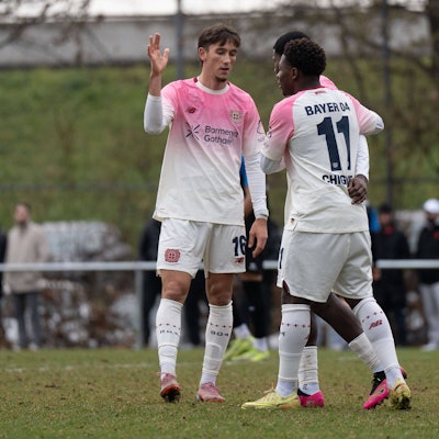 06.12.2025, xhfmx, Fussball A-Junioren Bundesliga, FSV Frankfurt - Bayer 04 Leverkusen v.l. Marton Szep Bayer 04 Leverkusen U19, Emmanuel Chigozie Owen Bayer 04 Leverkusen U19 und Jeremiah Dennit Mensah Bayer 04 Leverkusen U19 bejubeln das 1:0 gegen den FSV Frankfurt. Tor, Goal, Jubel, Celebration DFL/DFB REGULATIONS PROHIBIT ANY USE OF PHOTOGRAPHS as IMAGE SEQUENCES and/or QUASI-VIDEO Frankfurt *** 06 12 2025, xhfmx, Soccer A Junior Bundesliga, FSV Frankfurt Bayer 04 Leverkusen v l Marton Szep Bayer 04 Leverkusen U19 , Emmanuel Chigozie Owen Bayer 04 Leverkusen U19 and Jeremiah Dennit Mensah Bayer 04 Leverkusen U19 celebrate the 1 0 against FSV Frankfurt Tor, Goal, Jubel, Celebration DFL DFB REGULATIONS PROHIBIT ANY USE OF PHOTOGRAPHS as IMAGE SEQUENCES and or QUASI VIDEO Frankfurt