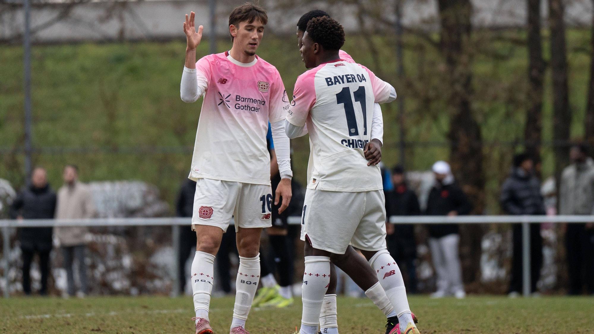 06.12.2025, xhfmx, Fussball A-Junioren Bundesliga, FSV Frankfurt - Bayer 04 Leverkusen v.l. Marton Szep Bayer 04 Leverkusen U19, Emmanuel Chigozie Owen Bayer 04 Leverkusen U19 und Jeremiah Dennit Mensah Bayer 04 Leverkusen U19 bejubeln das 1:0 gegen den FSV Frankfurt. Tor, Goal, Jubel, Celebration DFL/DFB REGULATIONS PROHIBIT ANY USE OF PHOTOGRAPHS as IMAGE SEQUENCES and/or QUASI-VIDEO Frankfurt *** 06 12 2025, xhfmx, Soccer A Junior Bundesliga, FSV Frankfurt Bayer 04 Leverkusen v l Marton Szep Bayer 04 Leverkusen U19 , Emmanuel Chigozie Owen Bayer 04 Leverkusen U19 and Jeremiah Dennit Mensah Bayer 04 Leverkusen U19 celebrate the 1 0 against FSV Frankfurt Tor, Goal, Jubel, Celebration DFL DFB REGULATIONS PROHIBIT ANY USE OF PHOTOGRAPHS as IMAGE SEQUENCES and or QUASI VIDEO Frankfurt