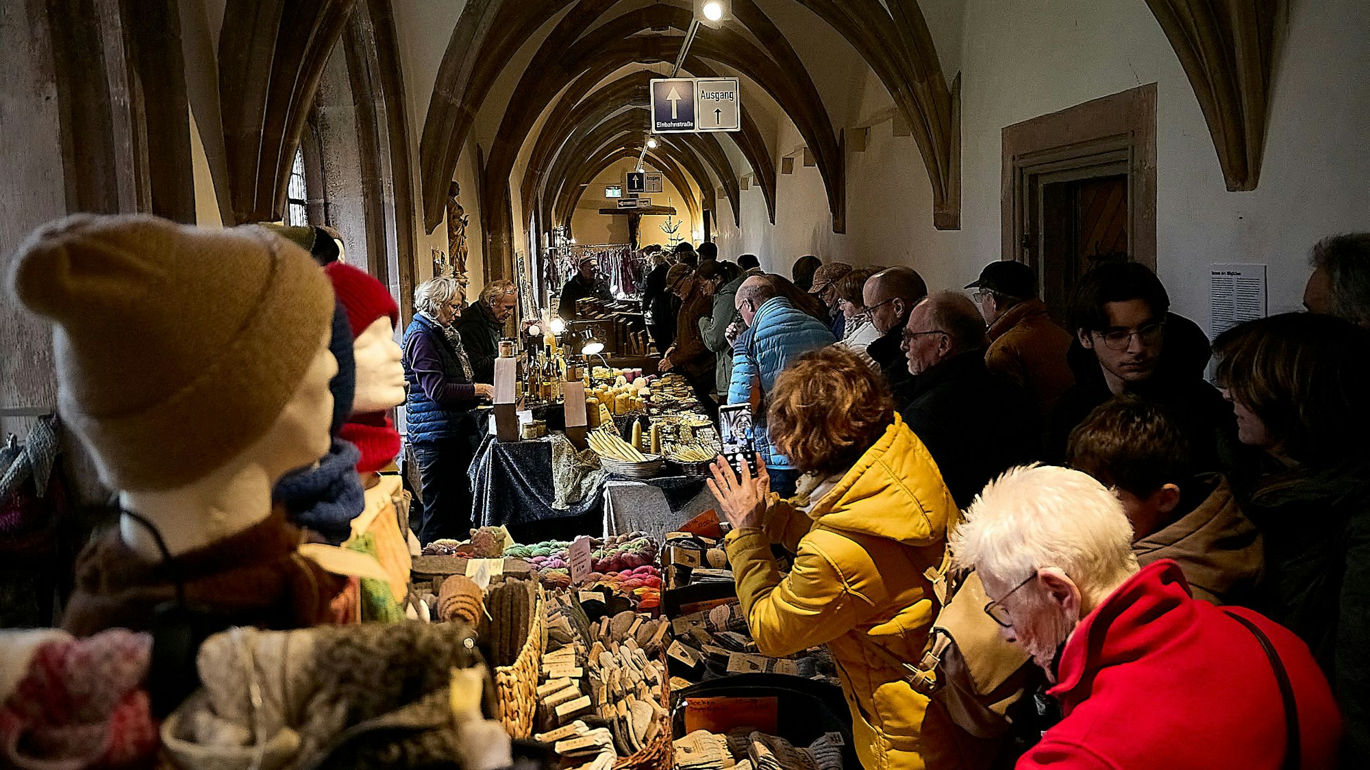 Im Kreuzgang des Klosters drängen sich Besucher an den Ständen mit Kunsthandwerk.
