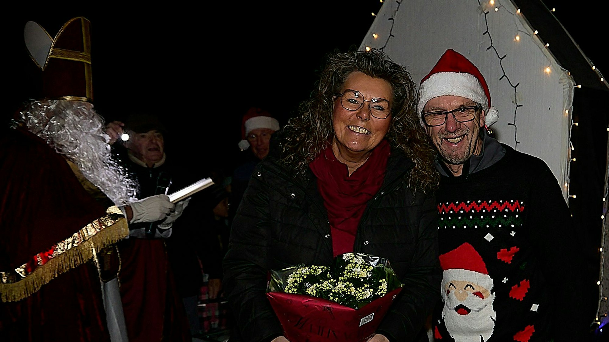 Udo Hergarten und Barbara Wirtz (l.) stehen nebeneinander, Hergarten trägt eine Nikolausmütze. .