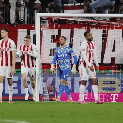 1. FC Köln vs. FC St.Pauli, 13. Spieltag, 06.12.2025, 15.30 Uhr, von links: Eric Martel, Isak Johannesson, Marvin Schwäbe, Linton Maina (1. FC Köln) nach dem Gegentor zum 1:1 Ausgleich, Bild: Herbert Bucco