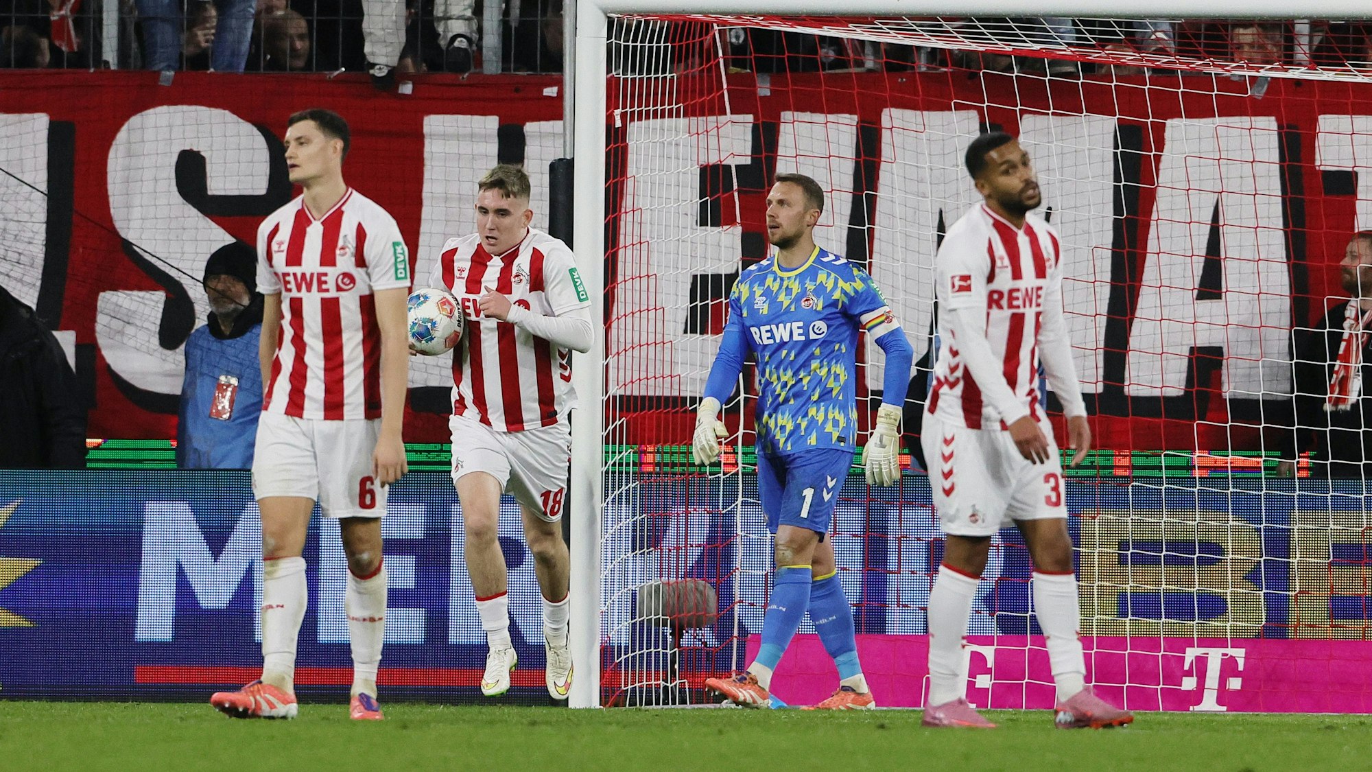 1. FC Köln vs. FC St.Pauli, 13. Spieltag, 06.12.2025, 15.30 Uhr, von links: Eric Martel, Isak Johannesson, Marvin Schwäbe, Linton Maina (1. FC Köln) nach dem Gegentor zum 1:1 Ausgleich, Bild: Herbert Bucco