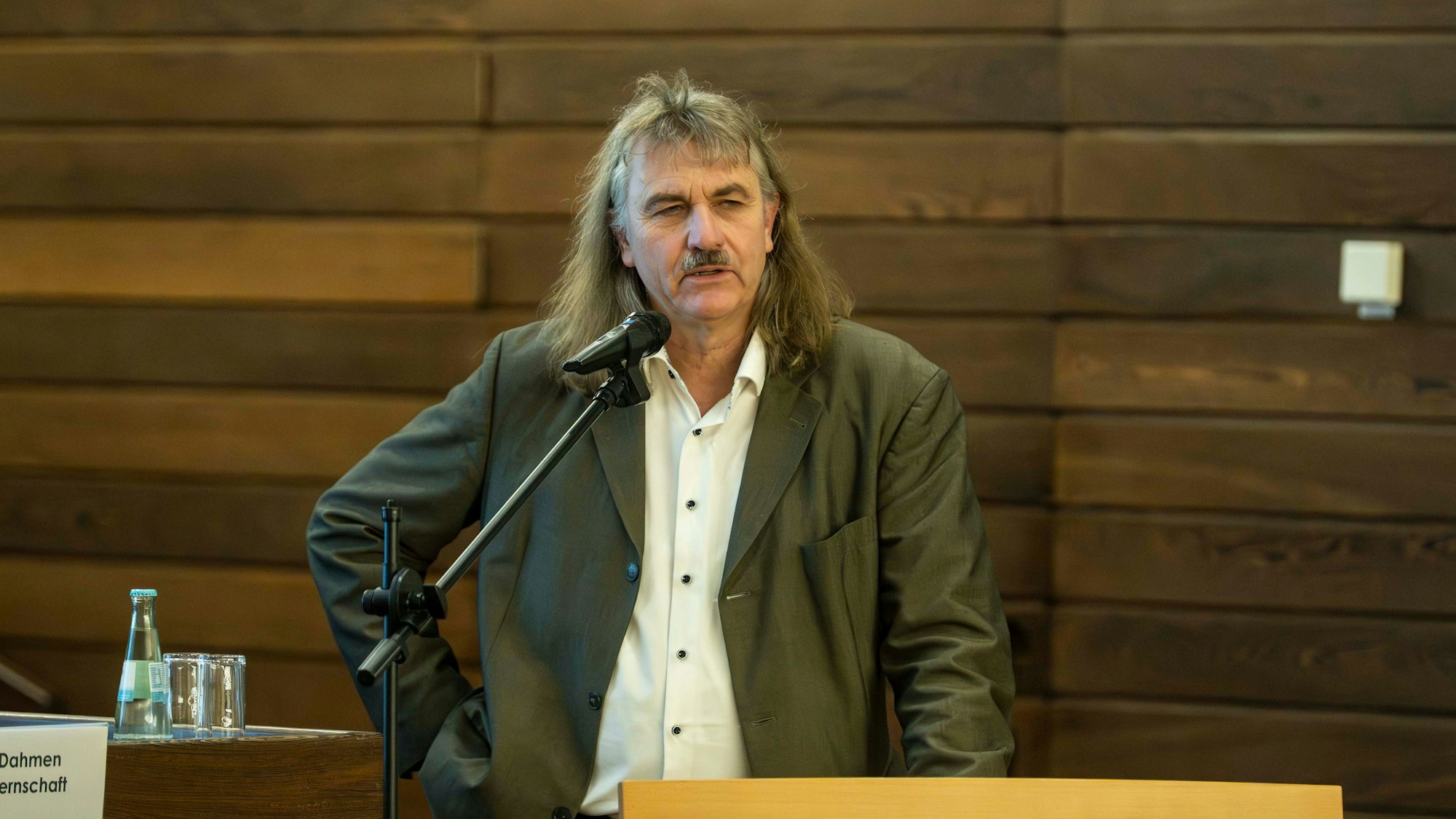 Dr. Josef Tumbrinck steht am Mikrofon.