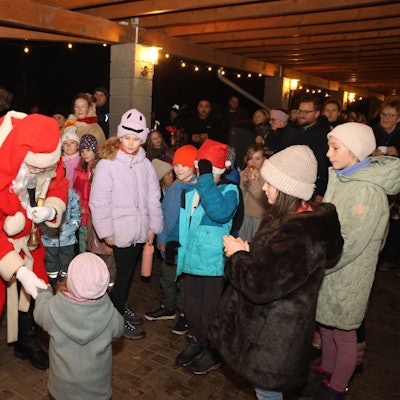 Ehrengäste im Vereinshaus der Gemeinschaft „Dö-Stie-Bu“ in der Engelskirchener Ortschaft Buschhausen waren der neue Bürgermeister Lukas Miebach – und natürlich auch der Nikolaus.