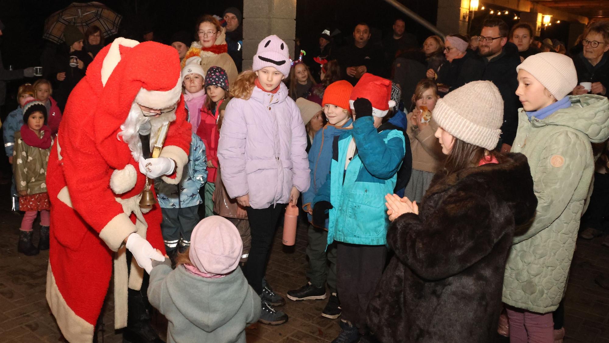 Ehrengäste im Vereinshaus der Gemeinschaft „Dö-Stie-Bu“ in der Engelskirchener Ortschaft Buschhausen waren der neue Bürgermeister Lukas Miebach – und natürlich auch der Nikolaus.