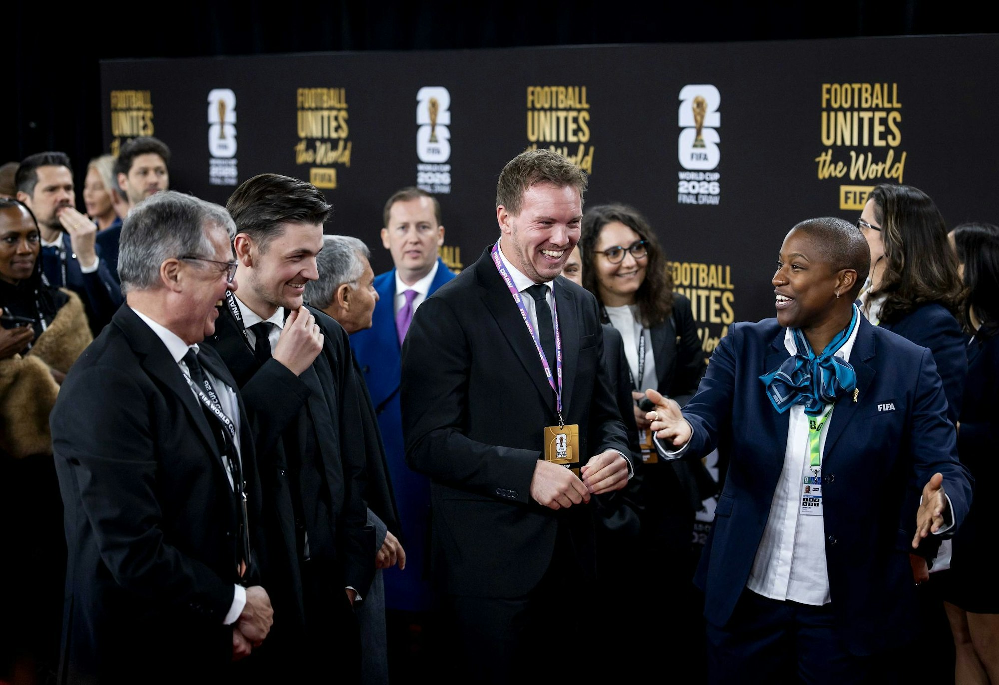 Julian Nagelsmann läuft über den Roten Teppich bei der WM-Auslosung.