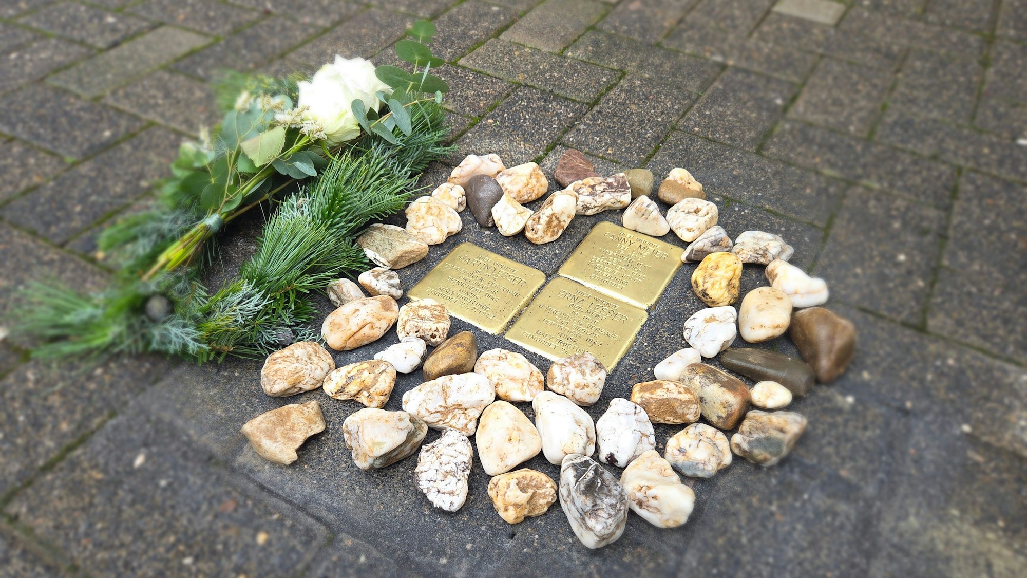 Für drei Personen wurden Stolpersteine in Spich verlegt: Fanny Meier, Erna und Martin Lesser.
Sie wurden 1942 deportiert und schließlich ermordet.