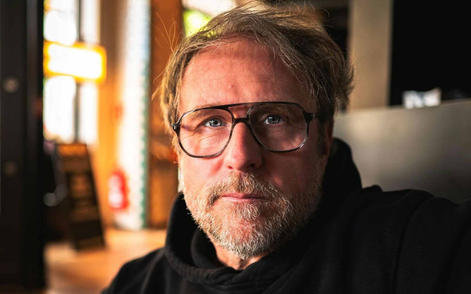 Im ARD-Film „Prange - Man ist ja Nachbar“ spielt Bjarne Mädel den Titelhelden in einem Weihnachtsfilm der besonderen Art. Die Menschen in dieser Hamburger Mietshaus-Tragikomödie sind Singles oder Suchende. (Bild: © John Bannon)