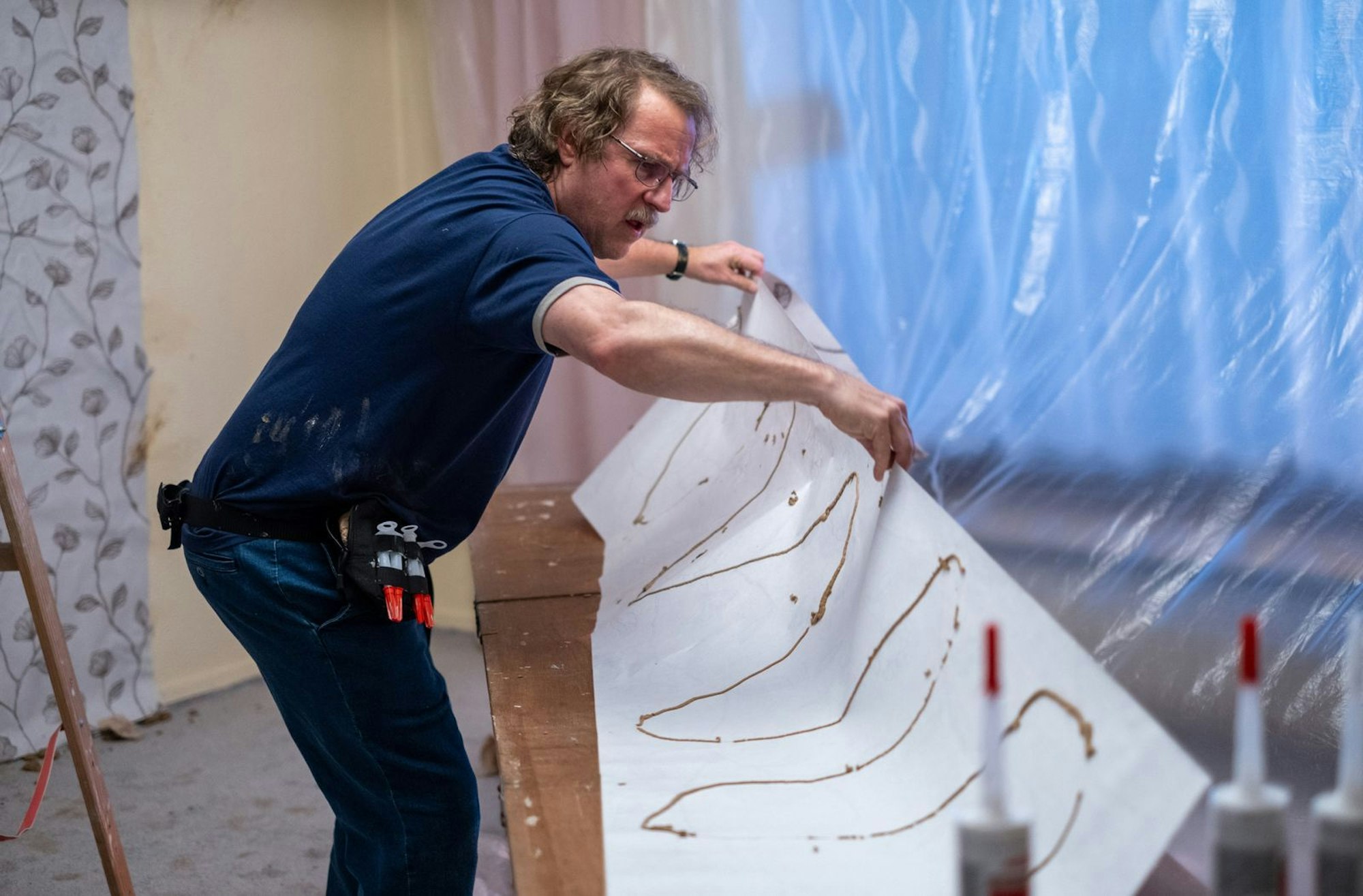 Prange (Bjarne Mädel) hat Dörte erzählt, er könne tapezieren - was leider nicht so ganz der Wahrheit entspricht. (Bild: NDR/Manju Sawhney)