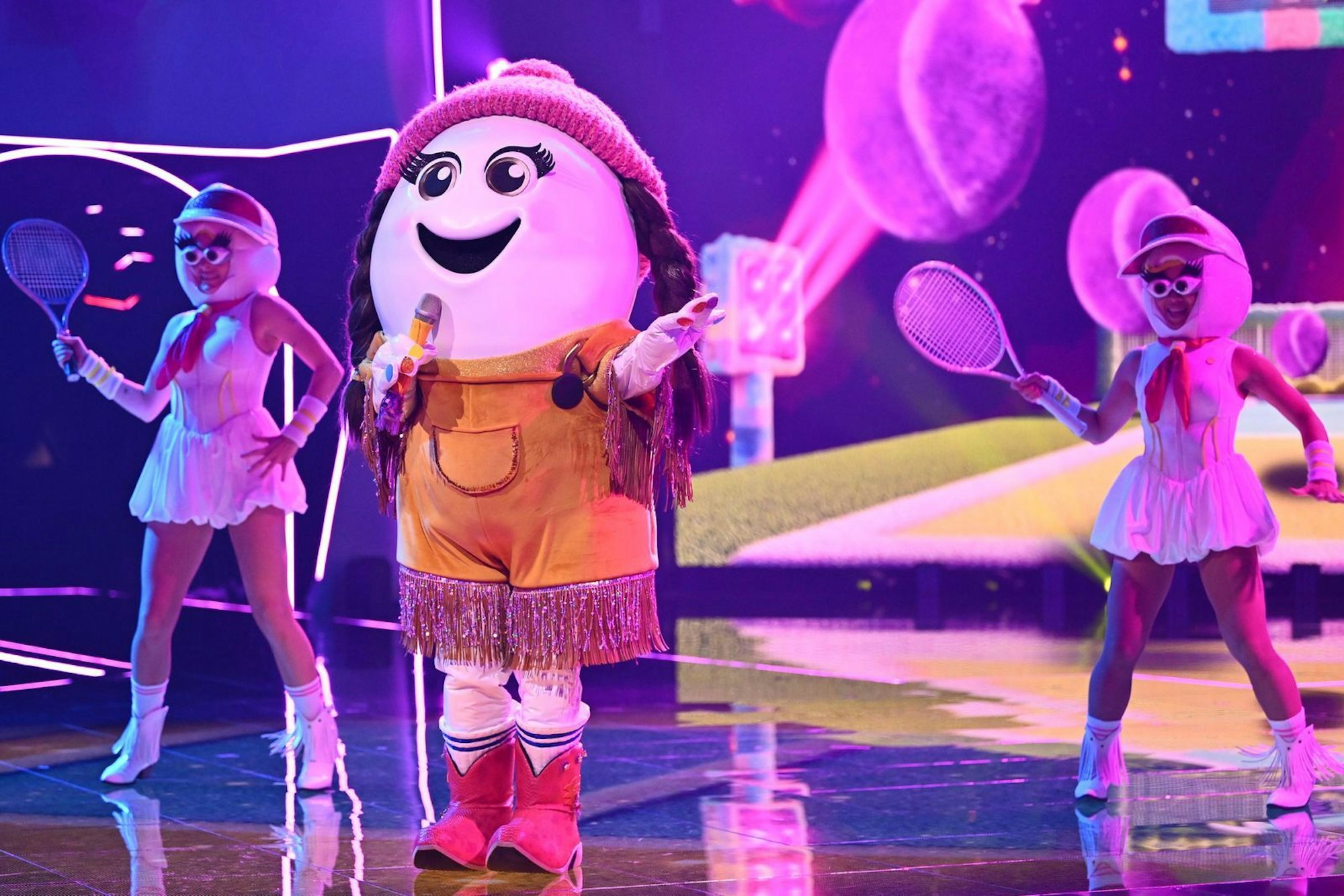 Bezüglich Eggi hat Verona Pooth die wildeste Theorie. Sie vermutete, dass sich zwei Promis - Amira Aly und Collien Fernandes - die Maske „teilen“ könnten. (Bild: Joyn/Wili Weber)