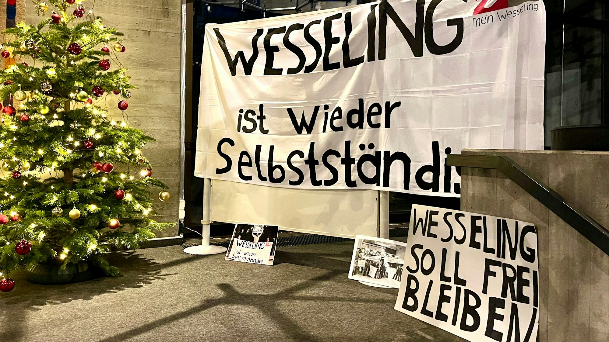 Nachgefertigte Transparente erinnerten an den Protest der Einwohner gegen die Eingemeindung nach Köln.