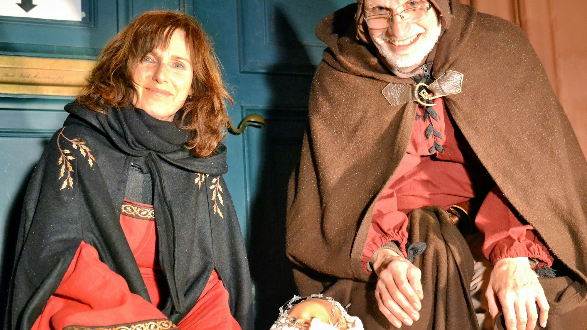 Andrea von Jordans und Peter Schallenberg sind als Maria und Josef verkleidet und haben eine Puppe dabei.