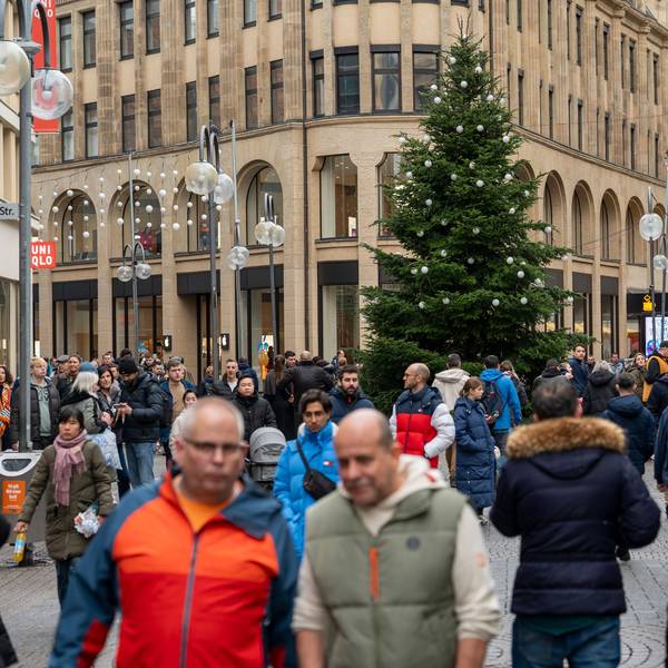 Großer Andrang in der Schildergasse: Der verkaufsoffene Sonntag lockte viele Menschen zum Shoppen in die Stadt.
