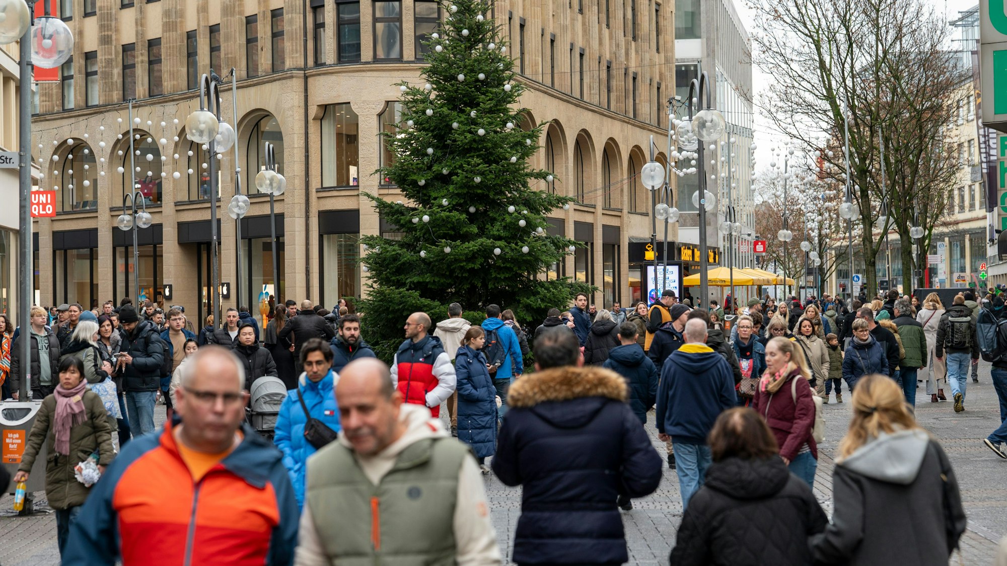 Großer Andrang in der Schildergasse: Der verkaufsoffene Sonntag lockte viele Menschen zum Shoppen in die Stadt.