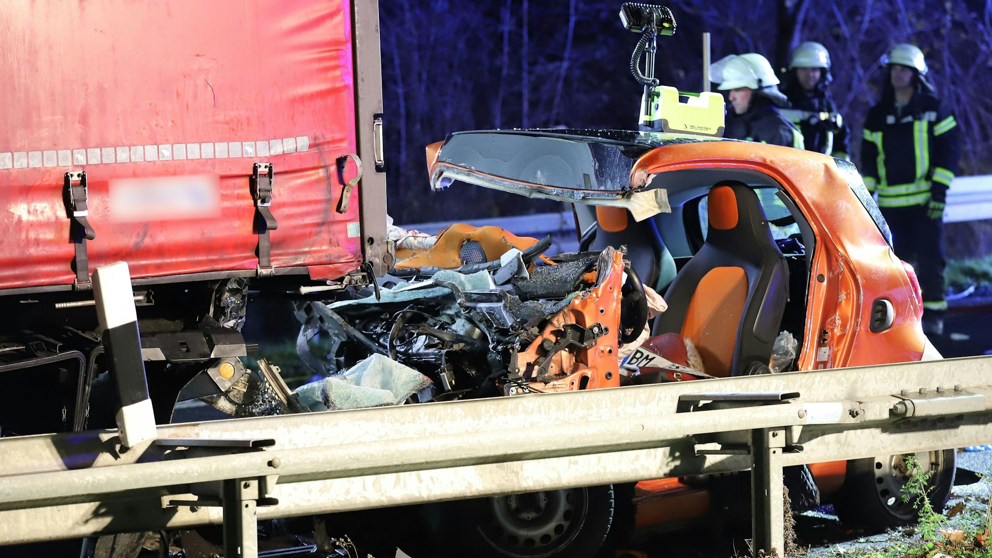 Ein Auto ist auf einen in der Zufahrt zu einem Rastplatz auf der A61 parkenden Lastwagen aufgefahren.