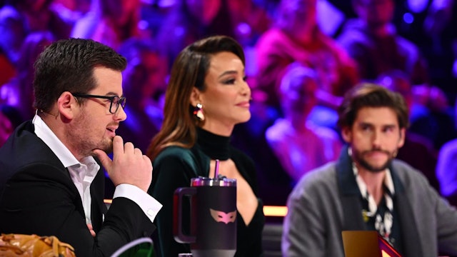 Kuriosum im Halbfinale von „The Masked Singer“ (ProSieben): Chris Tall (links) erriet den richtigen Prominenten unter der ausgeschiedenen Maske, gab aber gleichzeitig zu: „Den kenn ich gar nicht.“ (Bild: Joyn/Willi Weber)