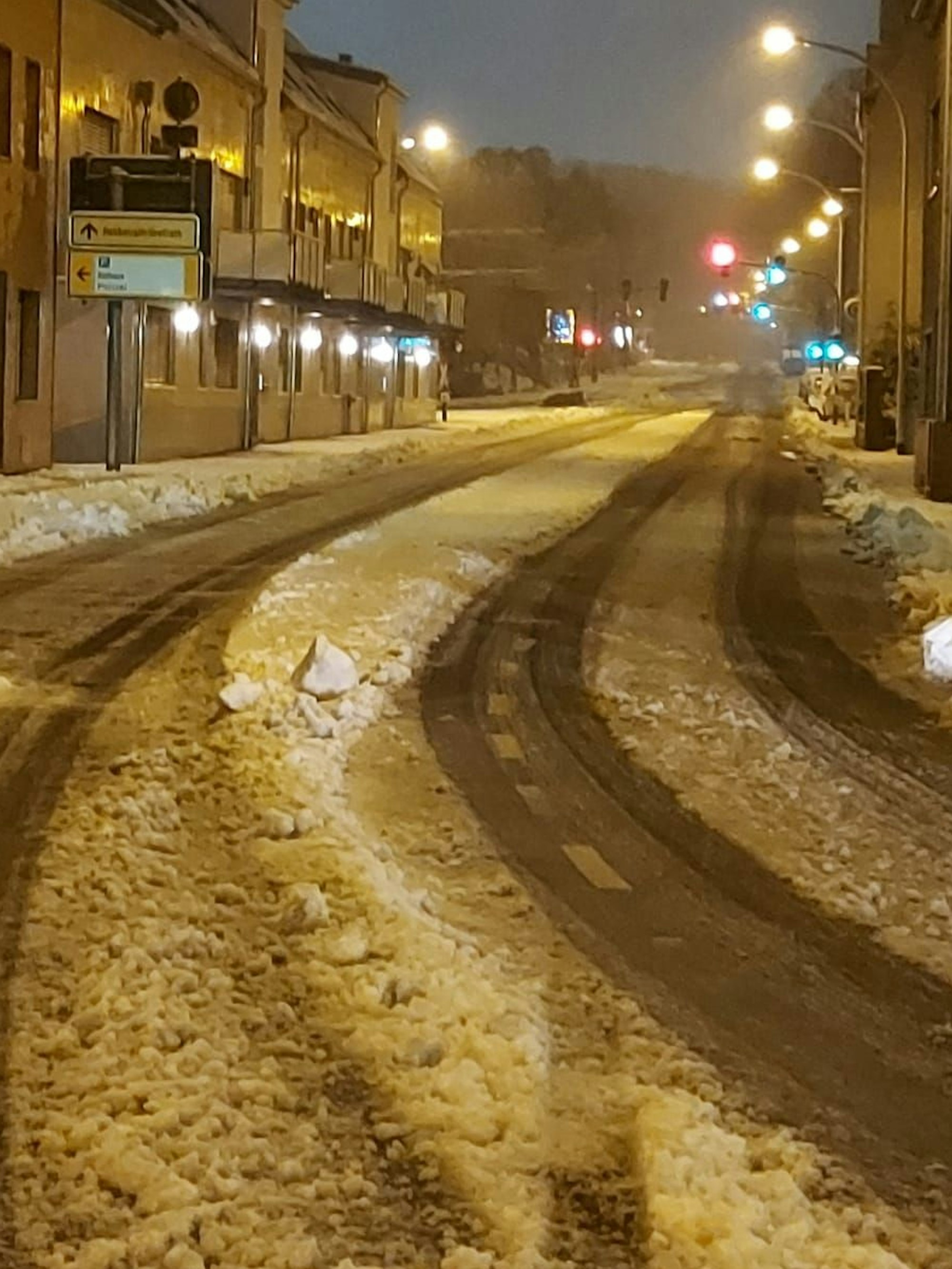 Das Bild zeigt eine Straße im Winter.