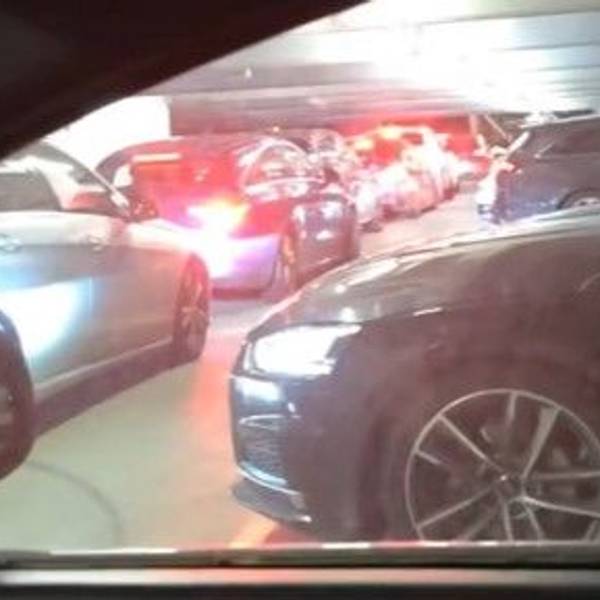Nichts geht mehr: Wartende Autos im Parkhaus P1 an der Lanxess-Arena in Köln-Deutz.