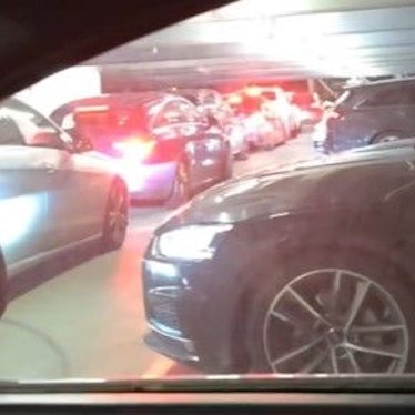 Nichts geht mehr: Wartende Autos im Parkhaus P1 an der Lanxess-Arena in Köln-Deutz.