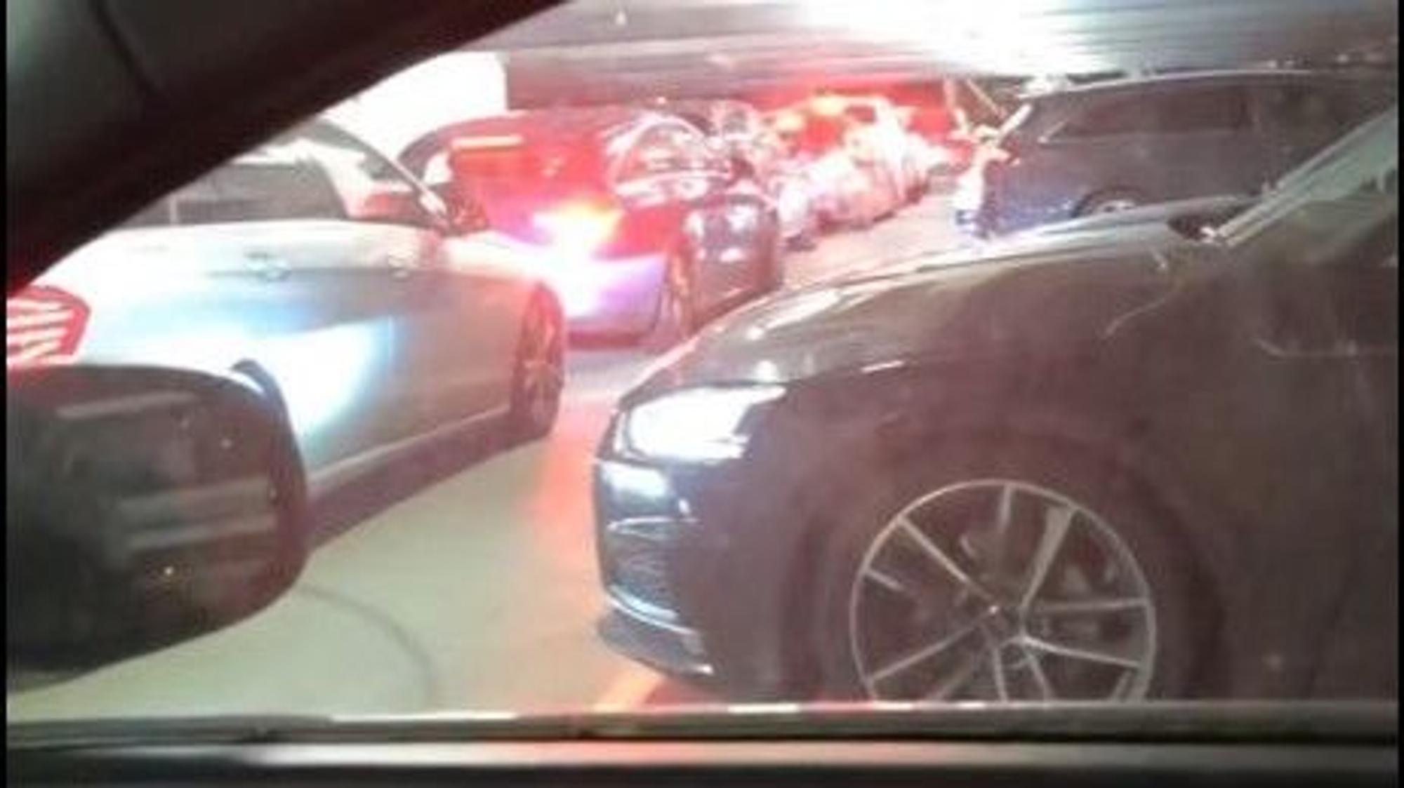Nichts geht mehr: Wartende Autos im Parkhaus P1 an der Lanxess-Arena in Köln-Deutz.