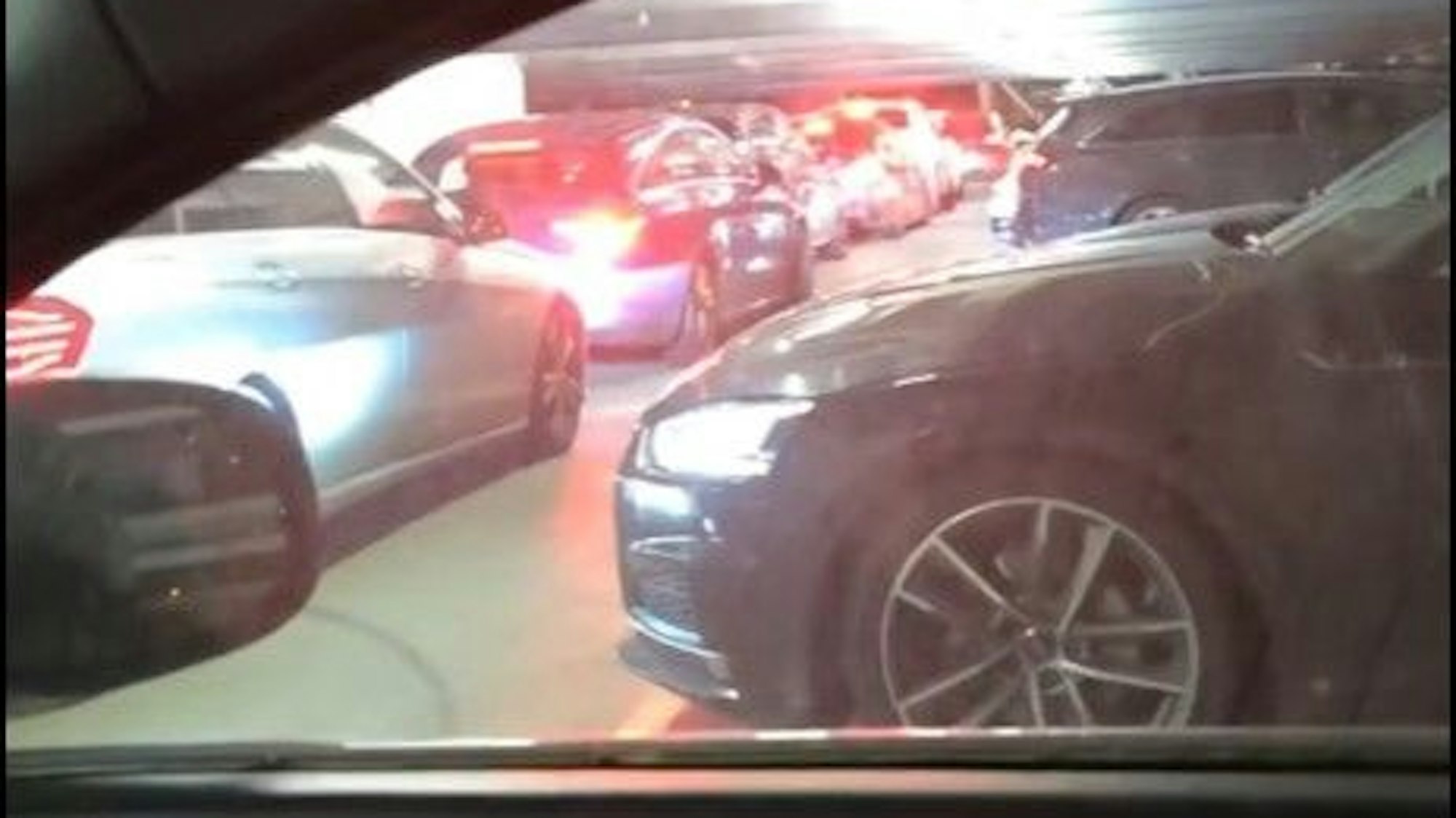 Nichts geht mehr: Wartende Autos im Parkhaus P1 an der Lanxess-Arena in Köln-Deutz.