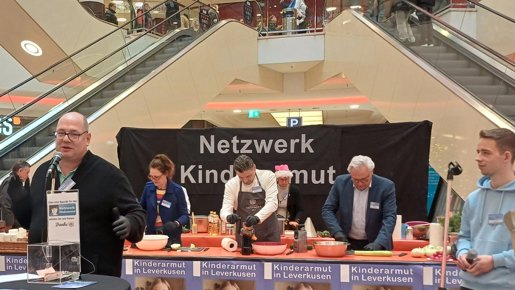 Oberbürgermeister Stefan Hebbel beim Adventskochen des Netzwerks gegen Kinderarmut im Dezember 2025.
