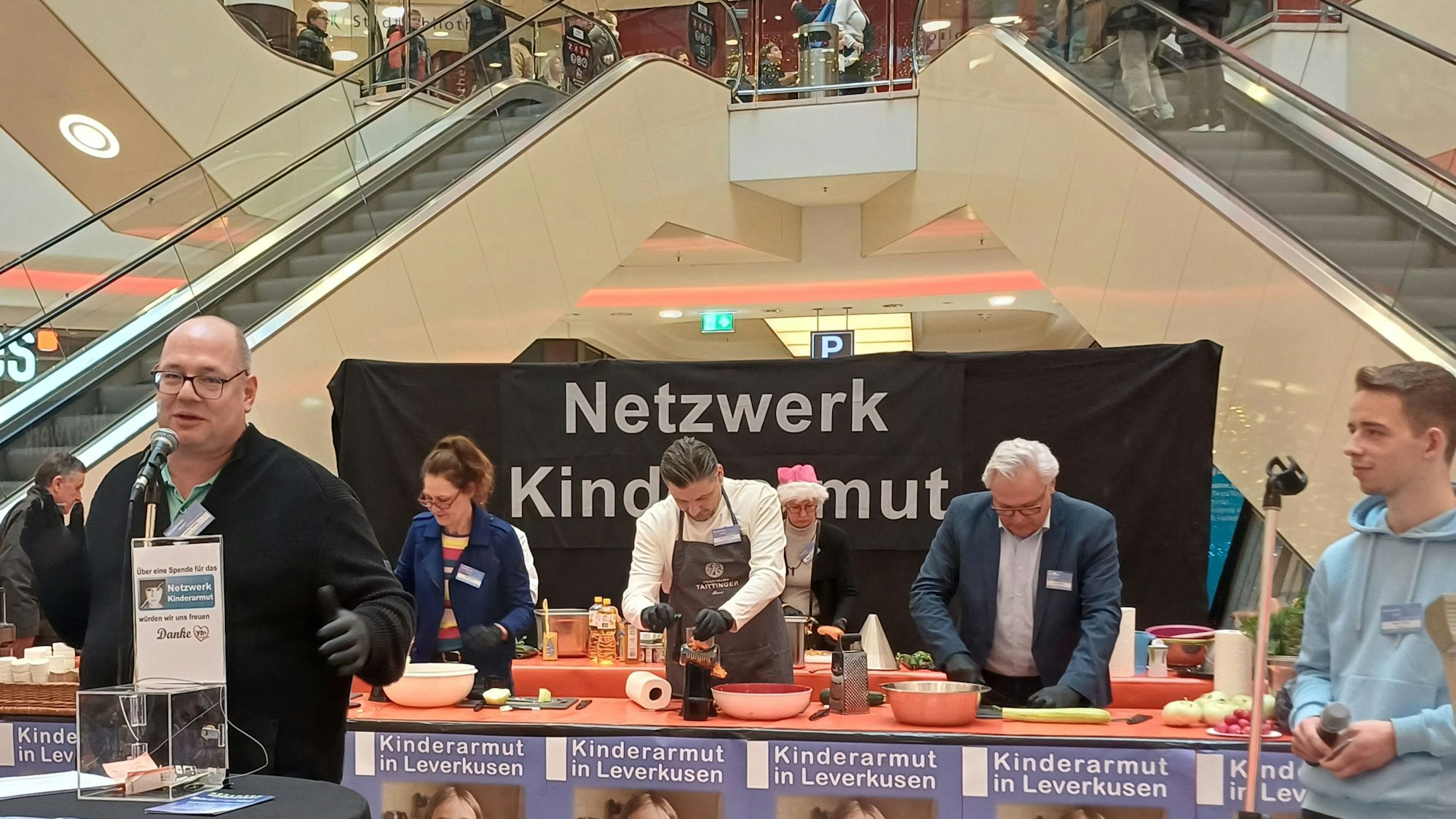 Oberbürgermeister Stefan Hebbel beim Adventskochen des Netzwerks gegen Kinderarmut im Dezember 2025.