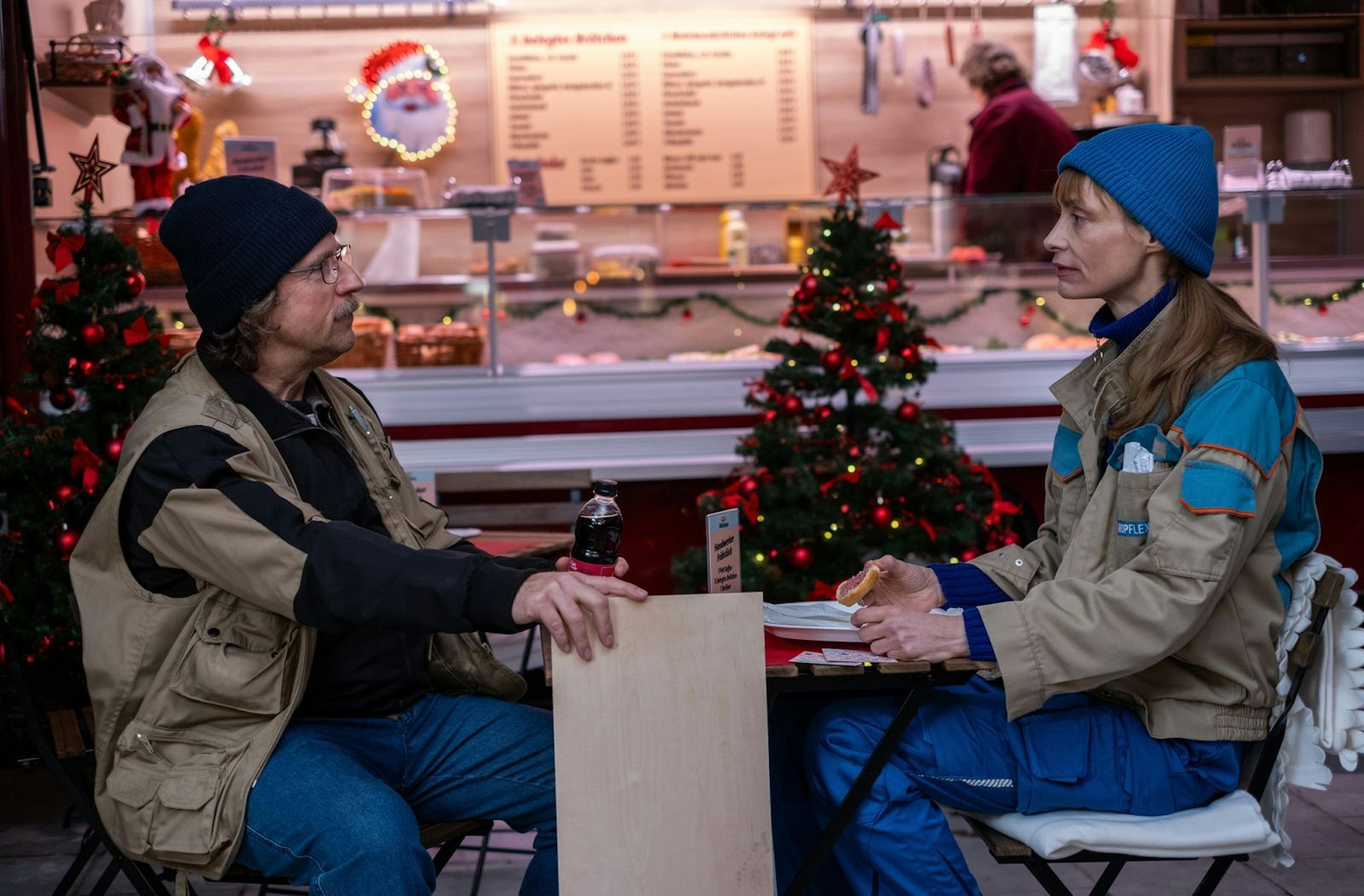 Prange (Bjarne Mädel) und Dörte (Katharina Marie Schubert) treffen sich für ihr erstes Date im Baumarkt. (Bild: NDR/Manju Sawhney)