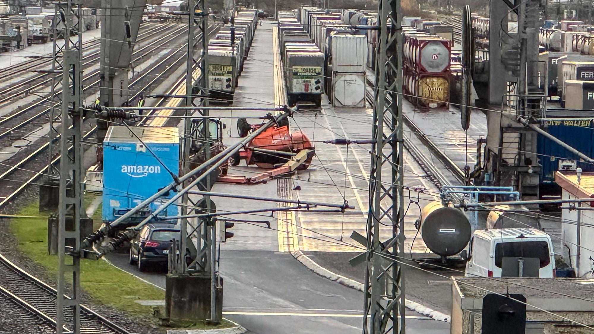 Nach einem Zusammenprall kippte eine Hebebühne um, zwei Arbeiter starben.